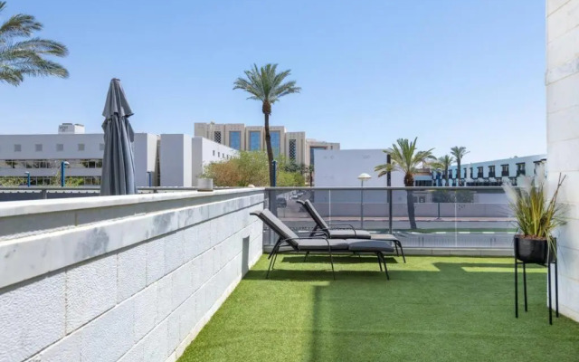 Pool side luxury suite at Royal Park-New Listing