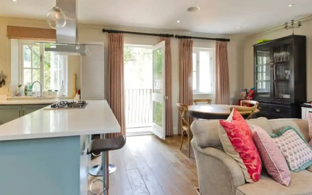 Delightful 3-bed Family Home Bayswater