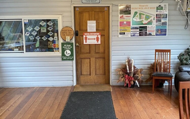 Holiday Motel & RV Resort