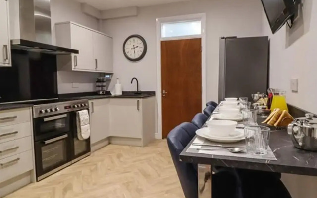 7-bed Beachside Retreat - Free Parking & Pets!
