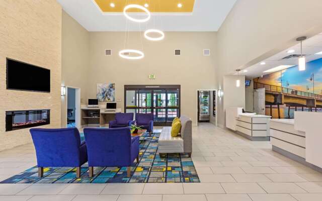 La Quinta Inn & Suites by Wyndham NE Long Beach/Cypress