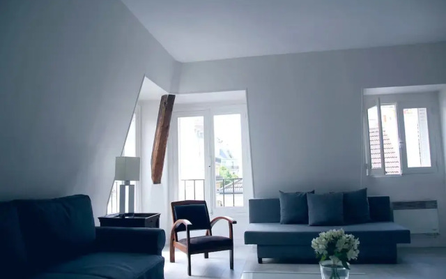 Pelicanstay at Avenue George V Paris