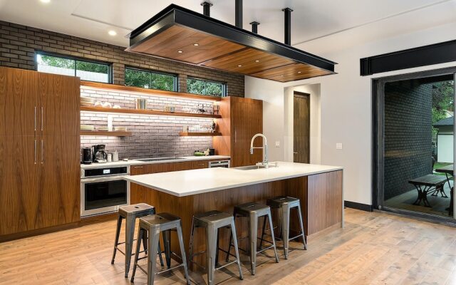 Relaxing in Paradise w Private Roof Top Deck!!