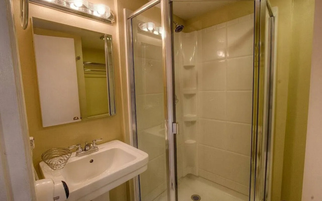 Our Happy Place 3 Bedroom Home by RedAwning