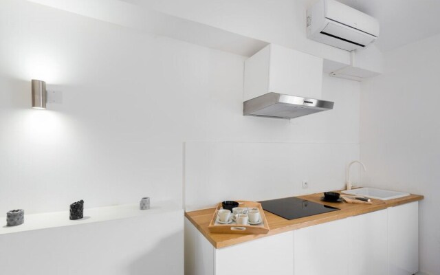 Large 1 Bedroom Apartment "rue de la Loge"!