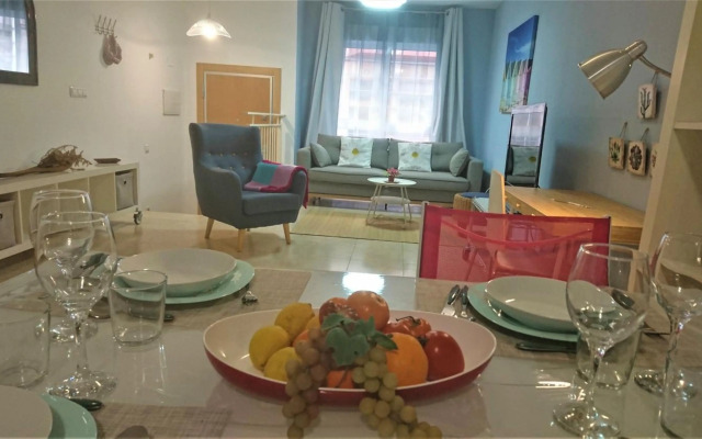 Fantastic apartment with private patio BEACH 10 mins walk