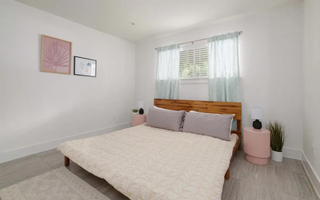Upstay - Chic Clarksville Condo Near Downtown Austin