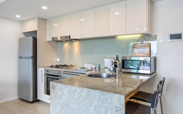 Feel The Sea Breeze: 1-bed With Pool, Gym & Views