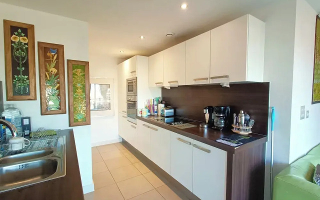 Apartmentsleeps5-balcony-petfriendly-aoarena-heatonpark-onstreetparking