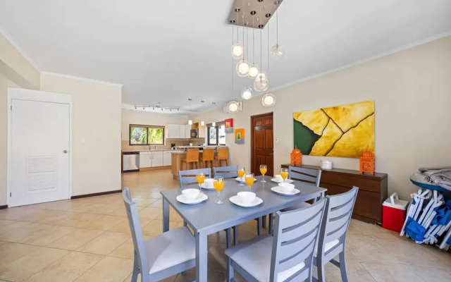Gold Coast 4br4 5BA Villa w Privatepool Gym