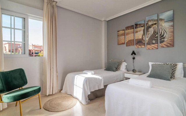 Puente Romano Modern flat, Best location in town