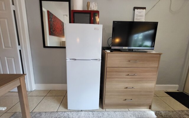 Barefoot Mailman Inn & Suites