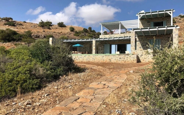 Villa Alati - Seafront Villa With Swimming Pool