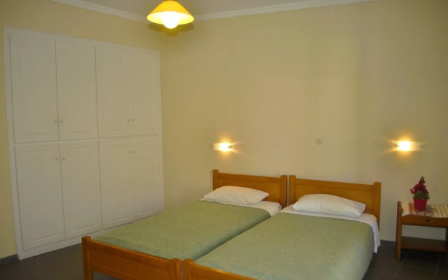 Holiday Studio Apartments Yannis on Agios Gordios Beach in Corfu