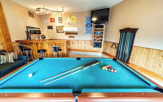 Redbud Retreat Amenity-filled Waterfront Home!