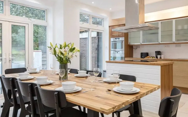 Spacious House With Parking Near Heaton Park