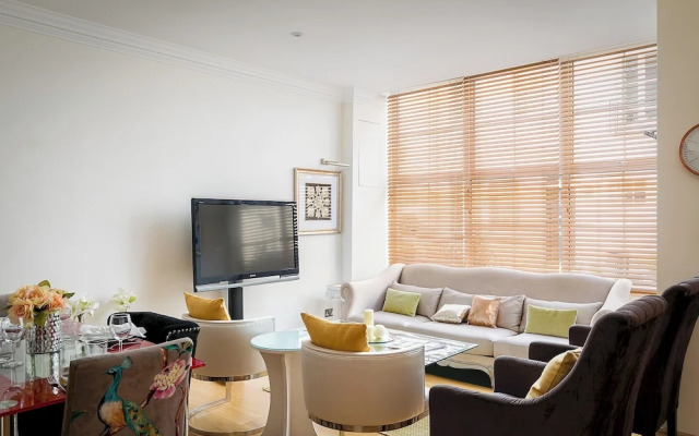 Luxury 5-bedroom Villa With Parking and AC