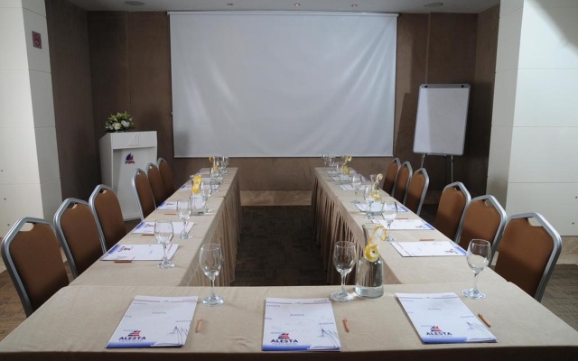 Alesta Yacht Hotel