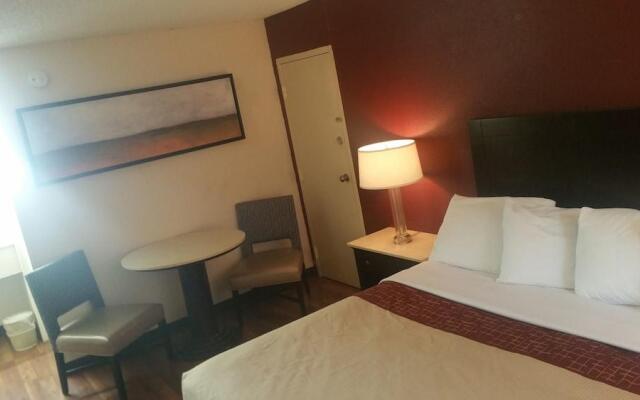 HomeTowne Studios by Red Roof Athens, TN