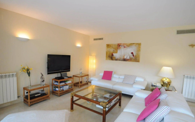 Luxury Apartment with Swimming Pool