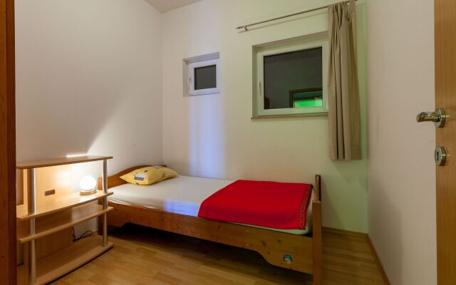 Apartment Ana - free parking: A4 Stanici, Riviera Omis