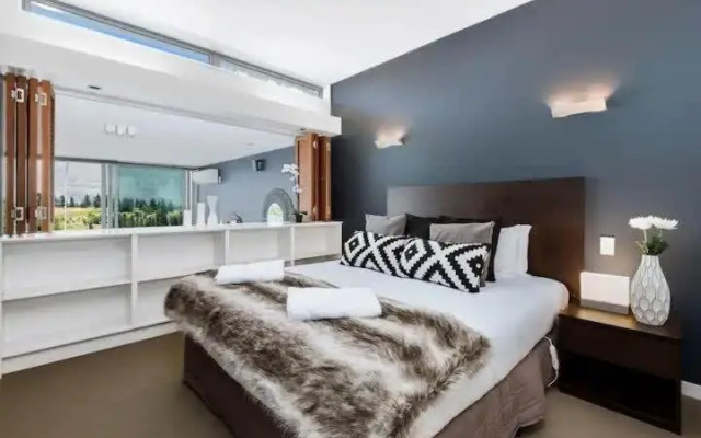Luxury Lakeview 2 Bedroom Apartment