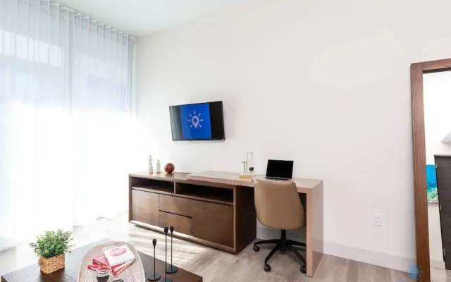 Beautiful Apartment w Rooftop Pool and Amenities