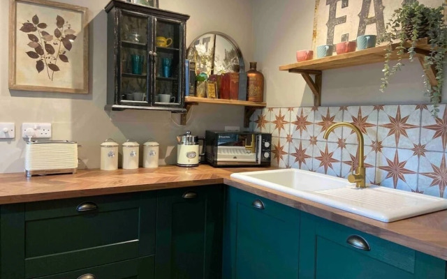 Stunning Private En-suite Studio in Cobham