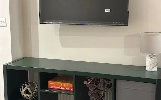 Renovatedapartmentsleeps4-freeparking-tv