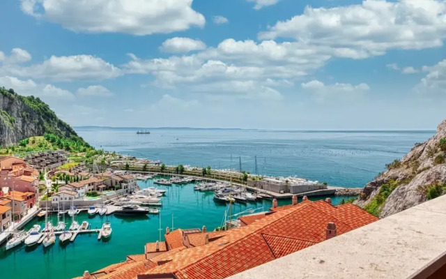 The Lady in Red Studio Flat with Sea View Terrace
