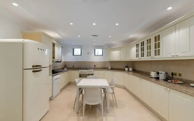 Exclusive 5BR Palm Villa w Private Pool and Beach