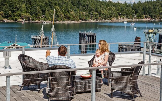 Island Inn at 123 West