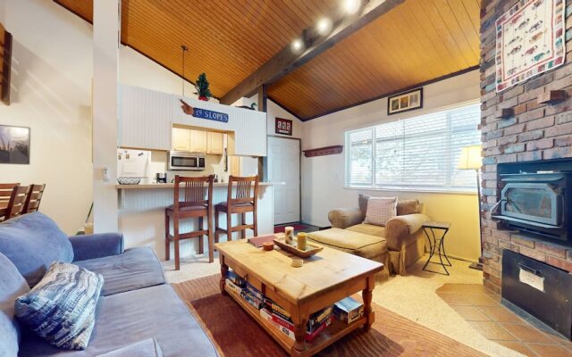 Sierra Manors 75 Cozy and Comfy Condo, On the Shuttle Route by Redawning