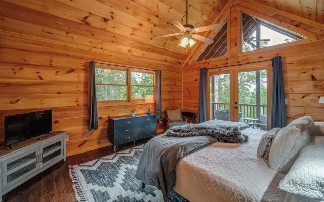 Gorgeous & Secluded 3 BDR Cabin in Mineral Bluff!