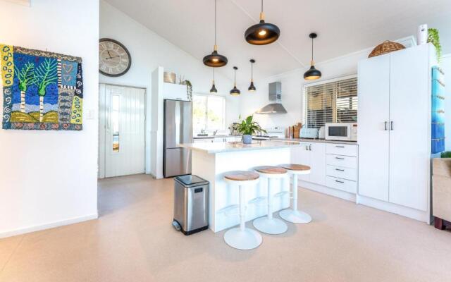 Jellicoe Views - Surfdale Holiday Home