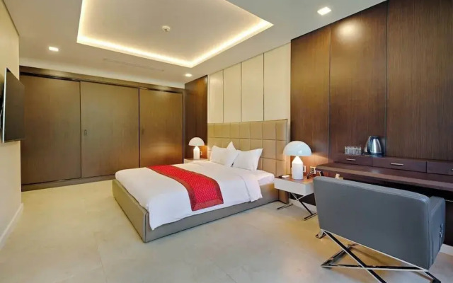 Luxe 6BR Beachfront Villa: Group Getaway Haven