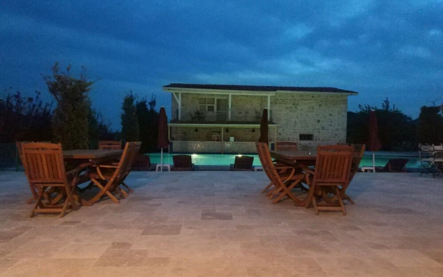 Otel Naturla Göl Evi