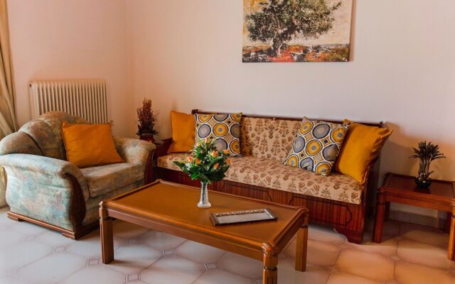 Gorgeous Holiday Home in Arhanes with Balcony