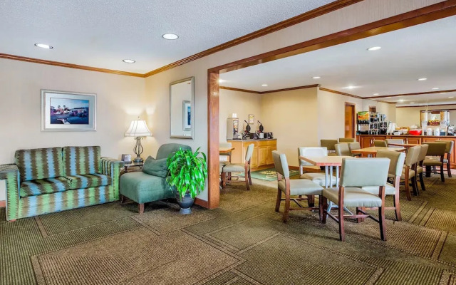 Norwood Inn and Suites Detroit