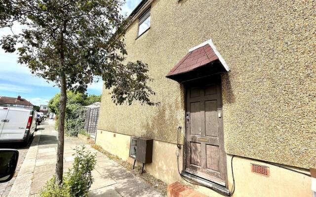 Lovely 2-bed Tree-hole in Northolt Southharrow