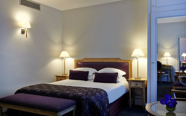 Royal Hotel Paris Champs Elysées