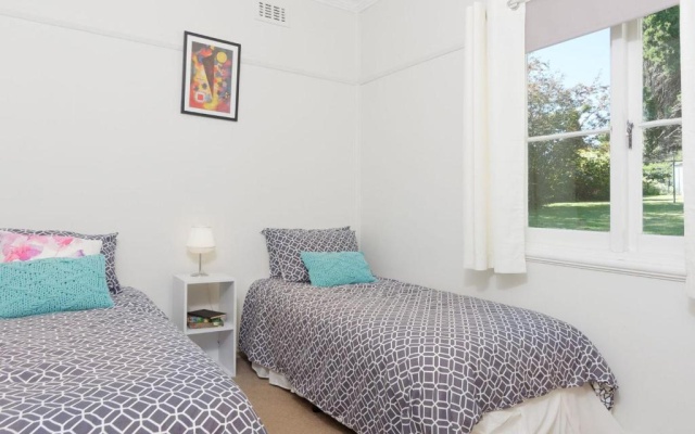 Redwood Cottage Burradoo getaway Southern Highlands 4pm Check Out Sunday – Guest Rooms – Burradoo