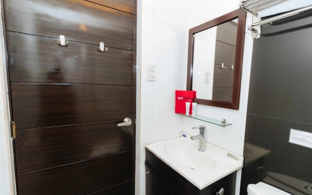 RedDoorz near Quezon City Circle