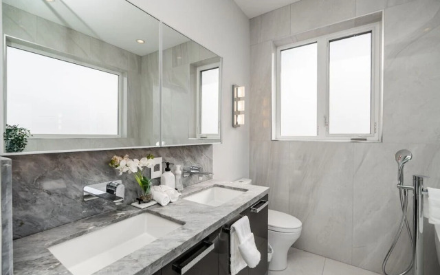 Centrally-located Luxury Home With Views Cinema