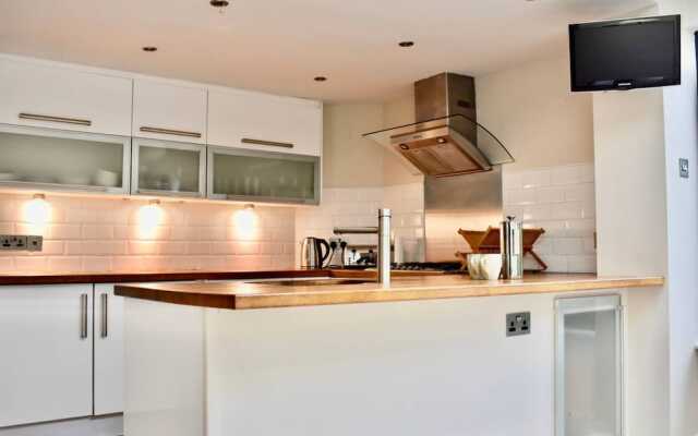 Newly Renovated 2 Bedroom Georgian House in Fairview