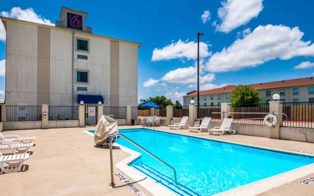 Motel 6 Cleburne, TX