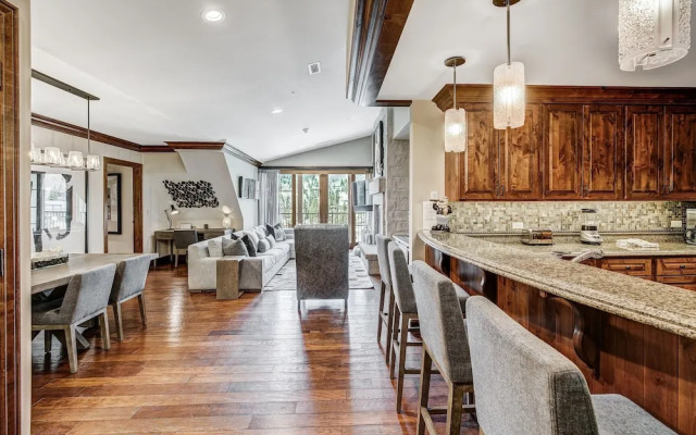 2 BR Ritz-Carlton Chic Décor Valley Views Condo by RedAwning - Save 20% on 7+ Nights!