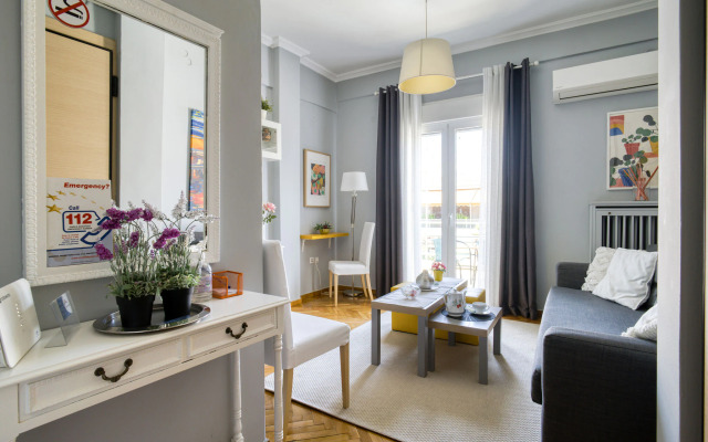 Snug apartment in Αθήνα with veranda