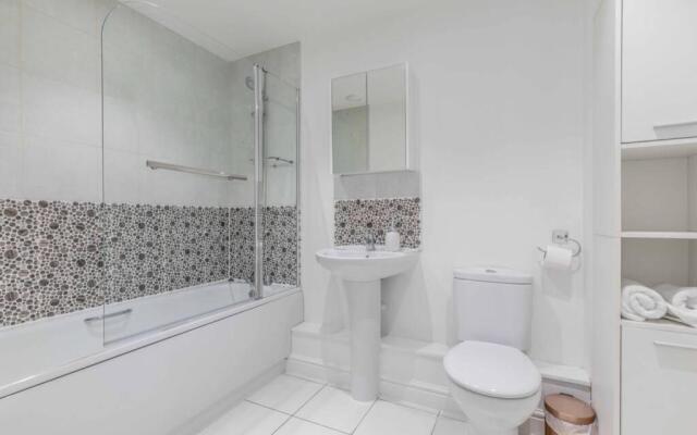 2 Bed & 2 Bath Cosy Apartment Slough- Free Parking