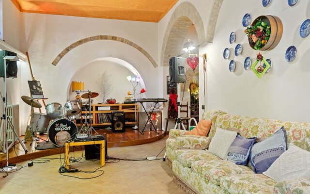 Plush Holiday Home in Macerata with Jacuzzi